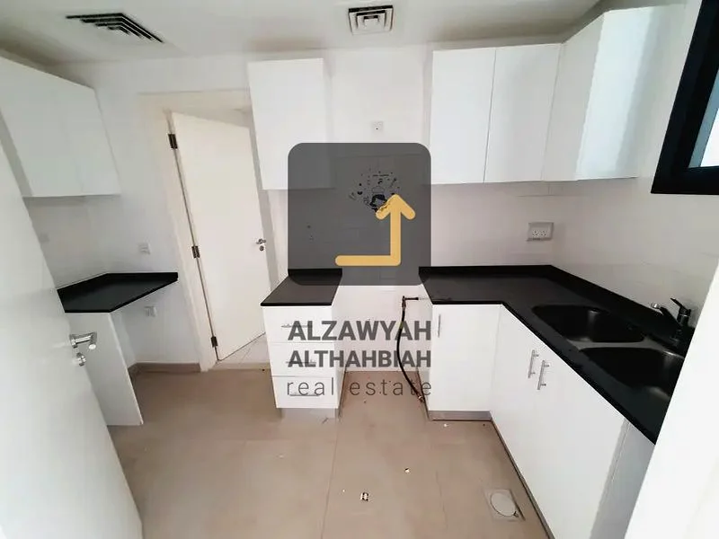 عرض كبير على تاون هاوس مكون من غرفتي نوم مع غرفة خادمة وحديقة بسعر 90 ألف63299970681601113