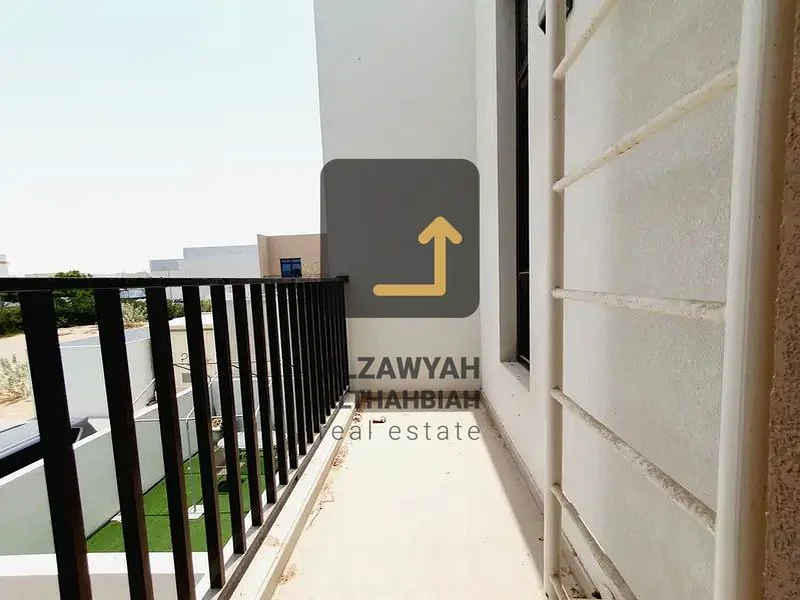 عرض كبير على تاون هاوس مكون من غرفتي نوم مع غرفة خادمة وحديقة بسعر 90 ألف63299970681601111