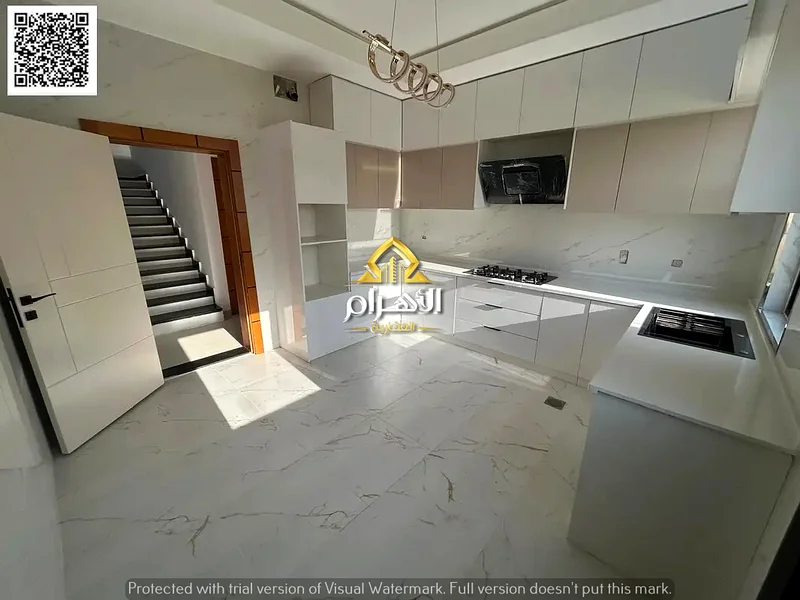 فيلا للبيع، جاهزة للسكن، تشمل رسوم التسجيل وحق الملكية - تقسيمات داخلية واسعة جدًا وتشطيبات على طراز الفنادق مع الإمكانية63900609271426113
