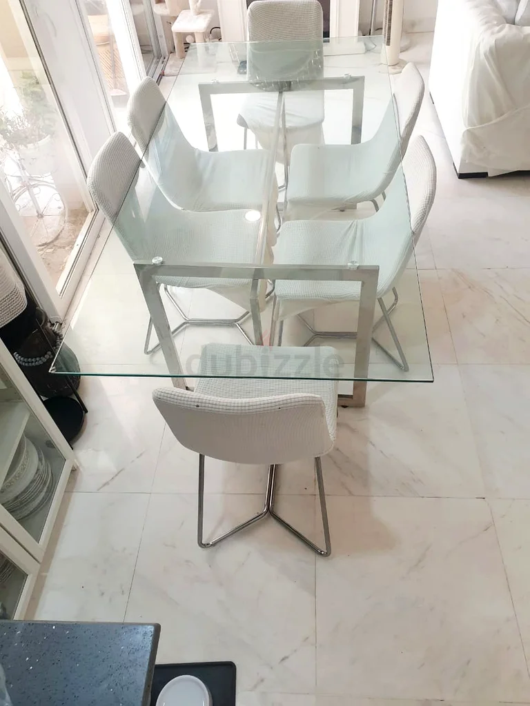 طاولة طعام أنيقة من الزجاج والكروم63177606084098112