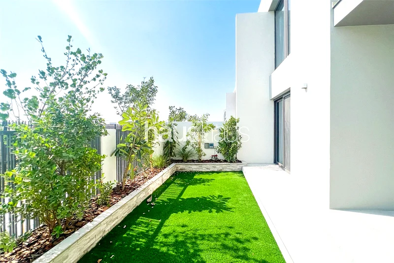 Upgraded | Single Row | Vacant in August631881639080991129
