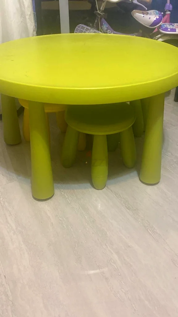 طاولة أطفال مع ثلاث كراسي632073988503071125