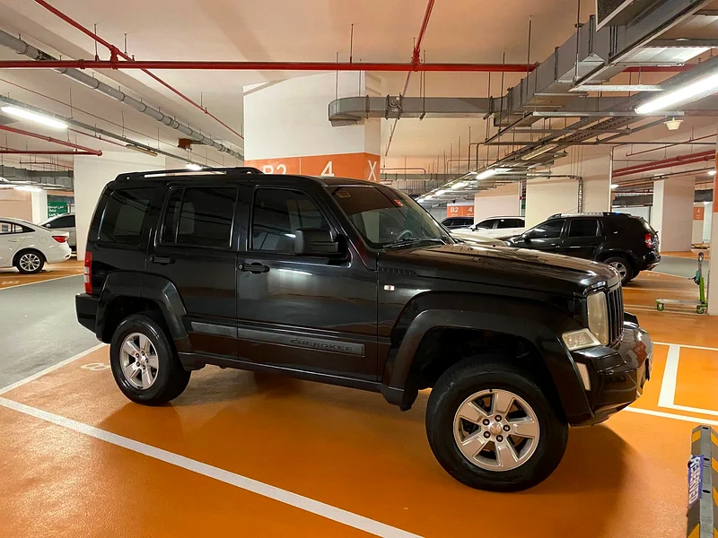 جيب بلاك تشerokee 4x4 للبيع63155553153667112