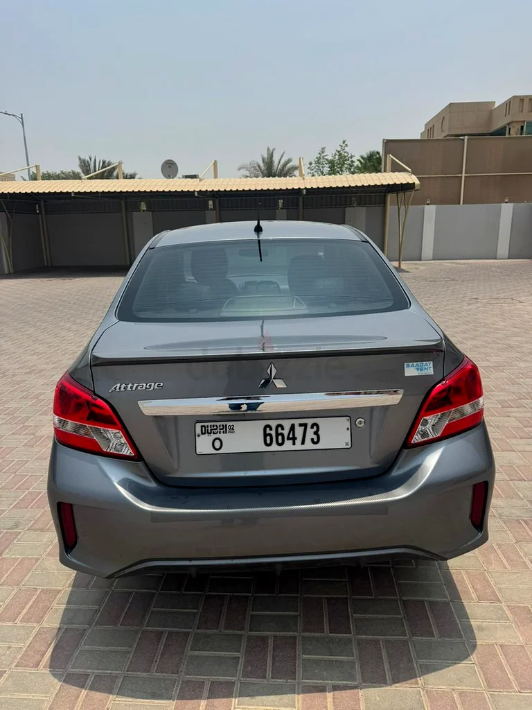 ميتسوبيشي أتراج فضاء داخلي أسود63226219236865113