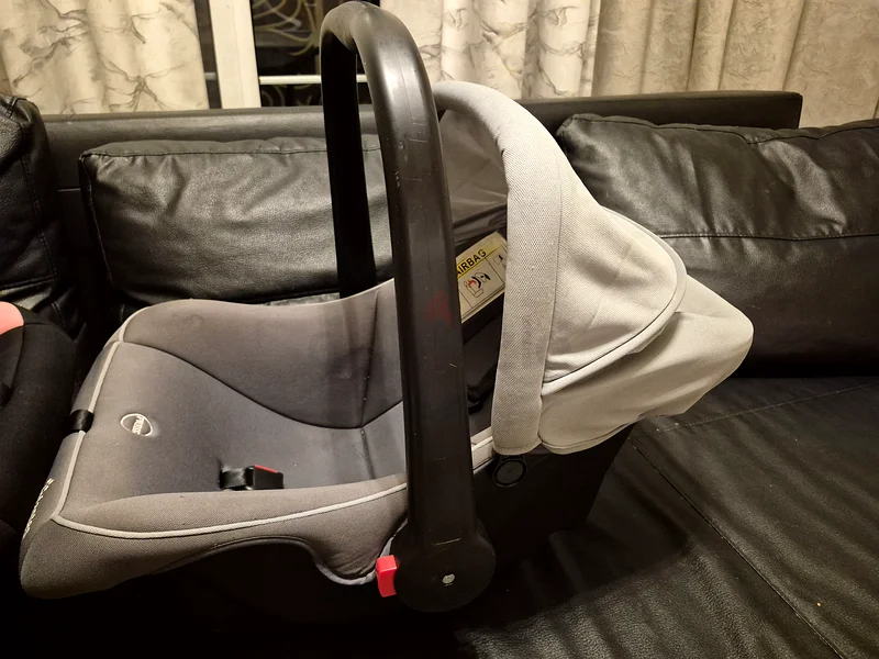 Car seat with sun shade - unused63230186379650111