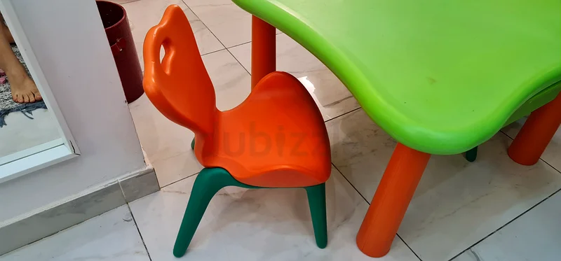 مجموعة طاولة وأكراس أطفال ملونة للبيع!63207888989313113