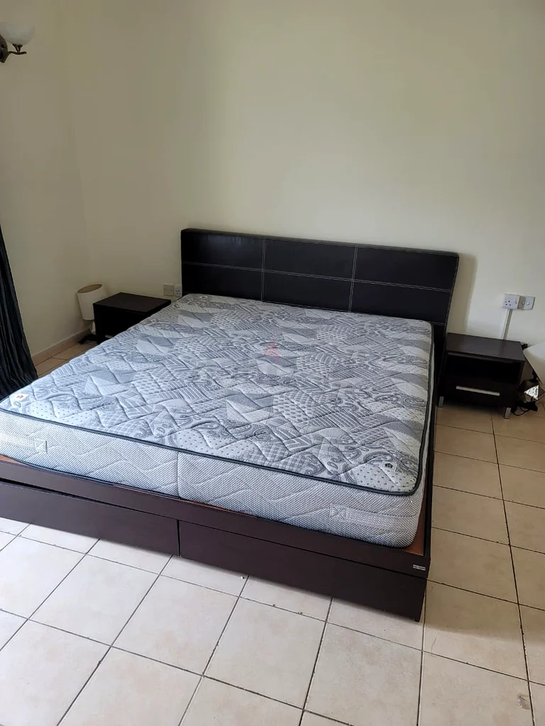 سرير خشبي كبير أنيق مع طاولة بجانب السرير للبيع!63150035858434111