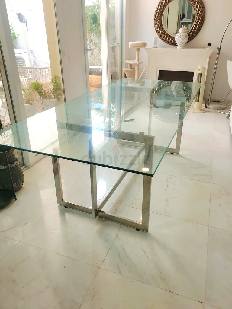 طاولة طعام أنيقة من الزجاج والكروم63177606084098111