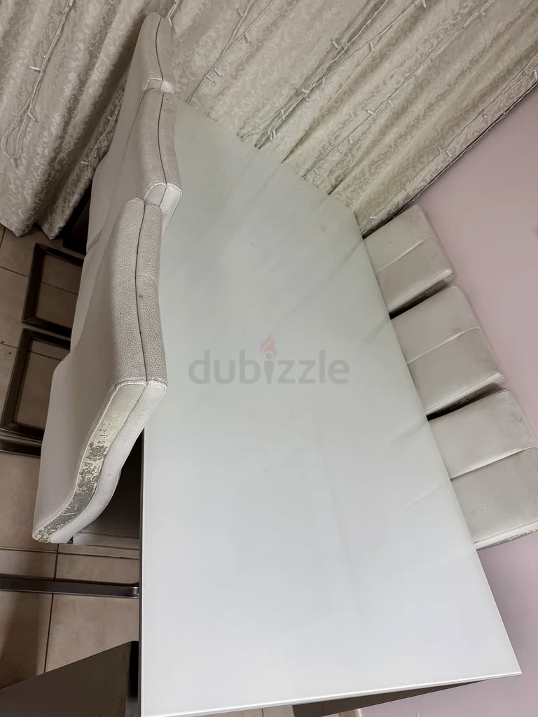 Good Condition Dining Table63217328512515113