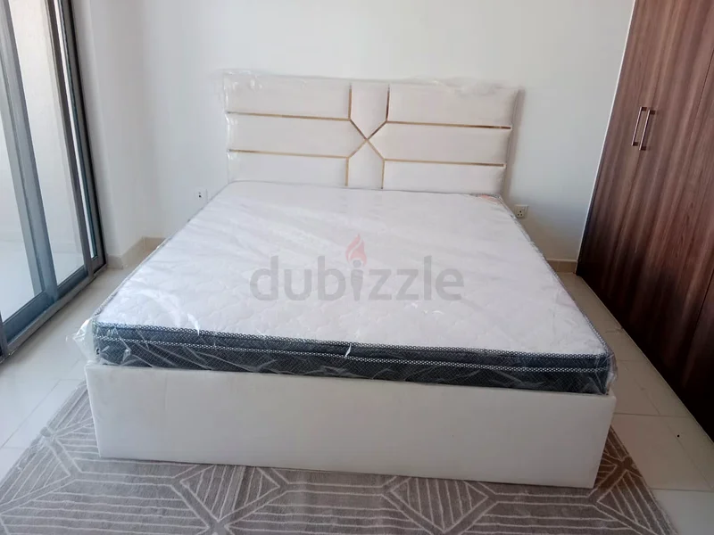 سرير جديد بحجم كوين بتصميم أنيق ومرتبة عالية الجودة، متاح توصيل سرير مزدوج بحجم كينج632257455441931129