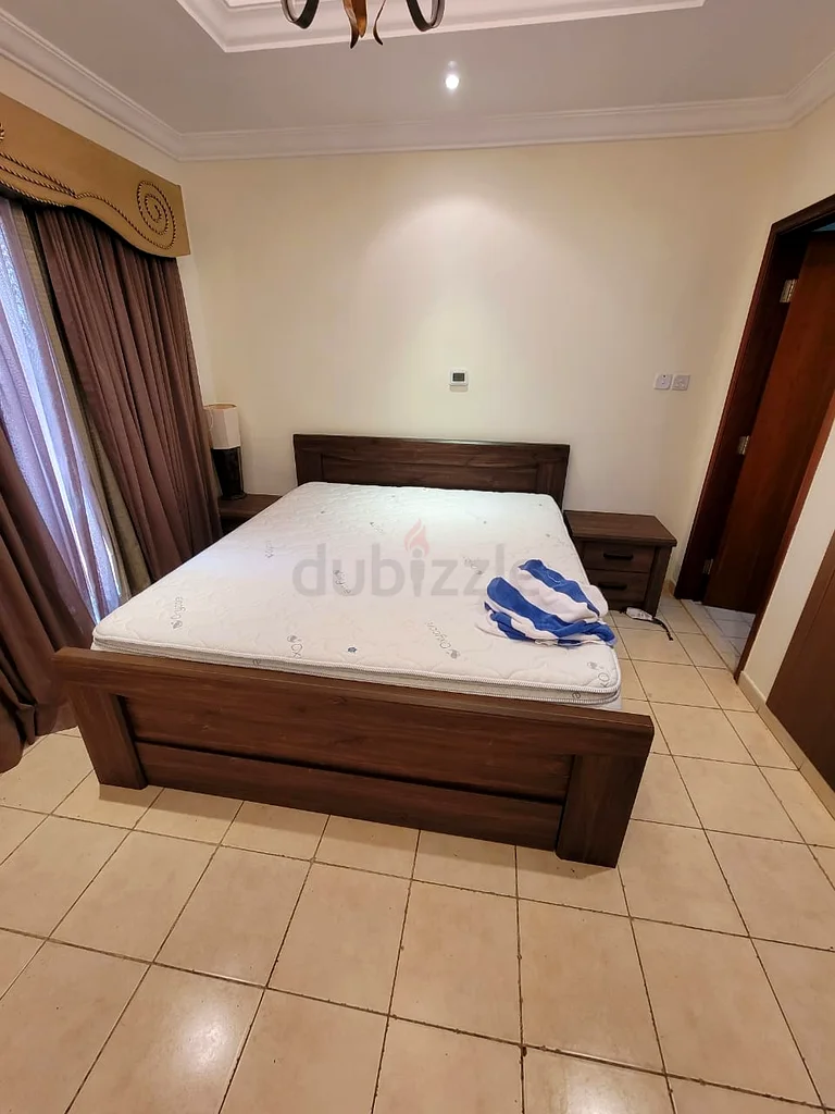 سرير خشبي كبير أنيق مع طاولة بجانب السرير للبيع!63150035858434114