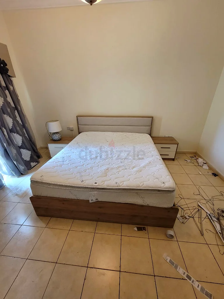 سرير خشبي كبير أنيق مع طاولة بجانب السرير للبيع!63150035858434112