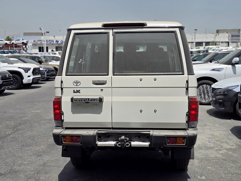 2.8L DIESEL M/T 5 DOOR HARDTOP63158342270979112