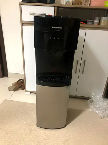 Water dispenser bottom load