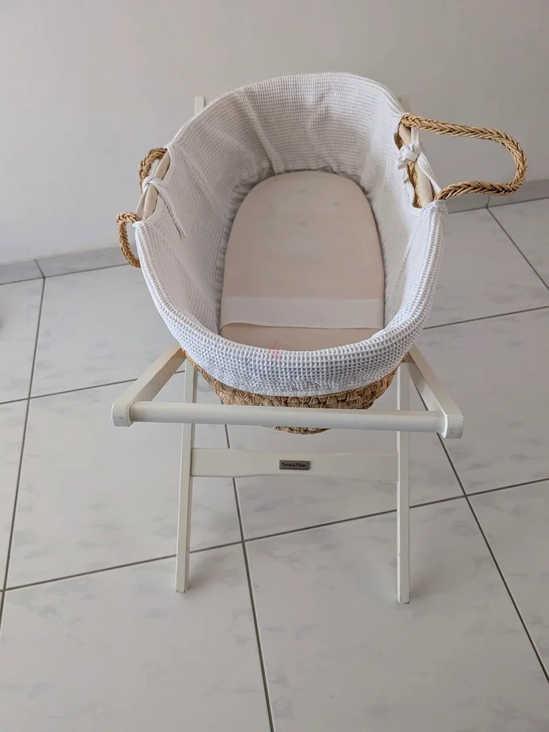 Moses basket and wooden stand comes with mattress63230708864771111