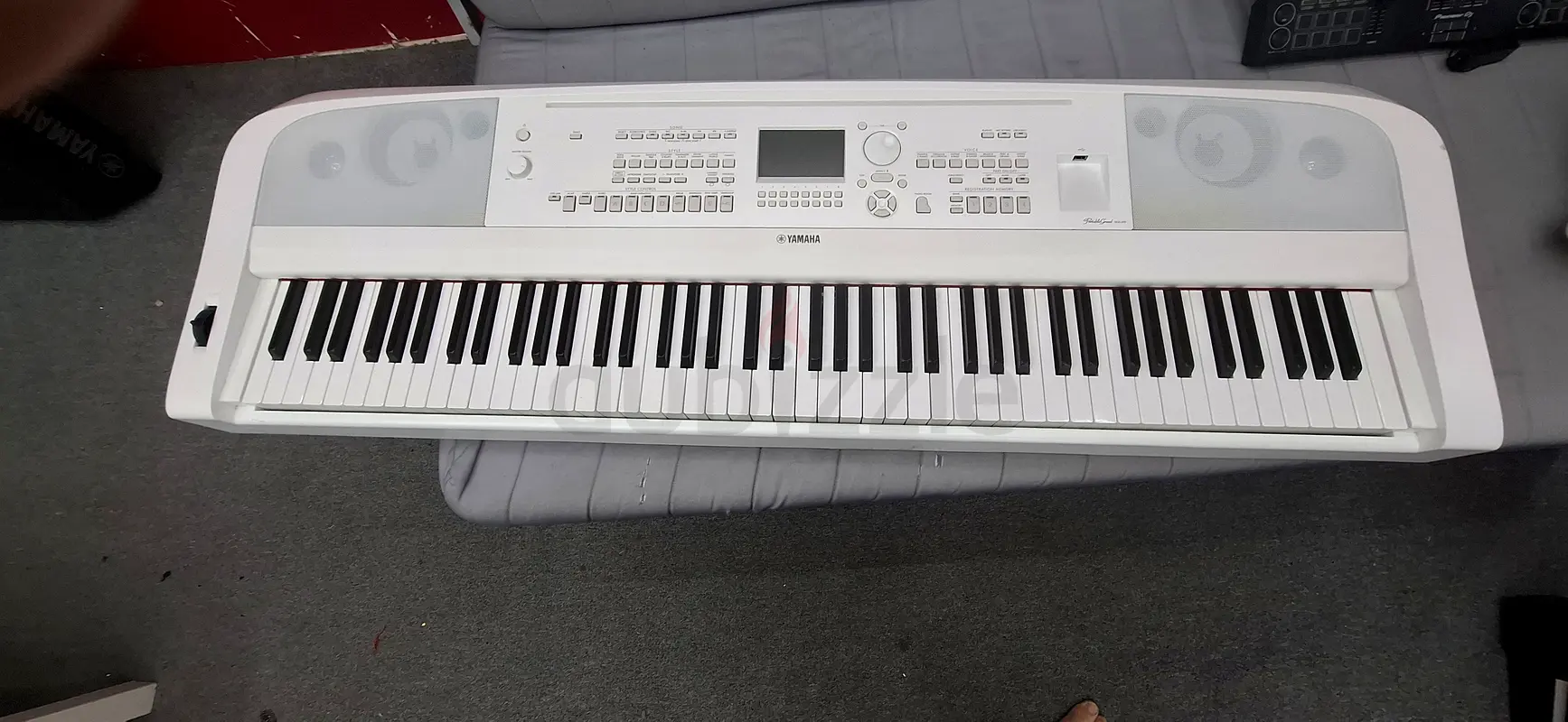 Yamaha PSR-E453 Keyboard - Your Perfect Musical Companion!