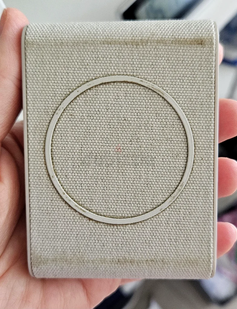 Sleek and Stylish Portable Wireless Charger632629341103381120