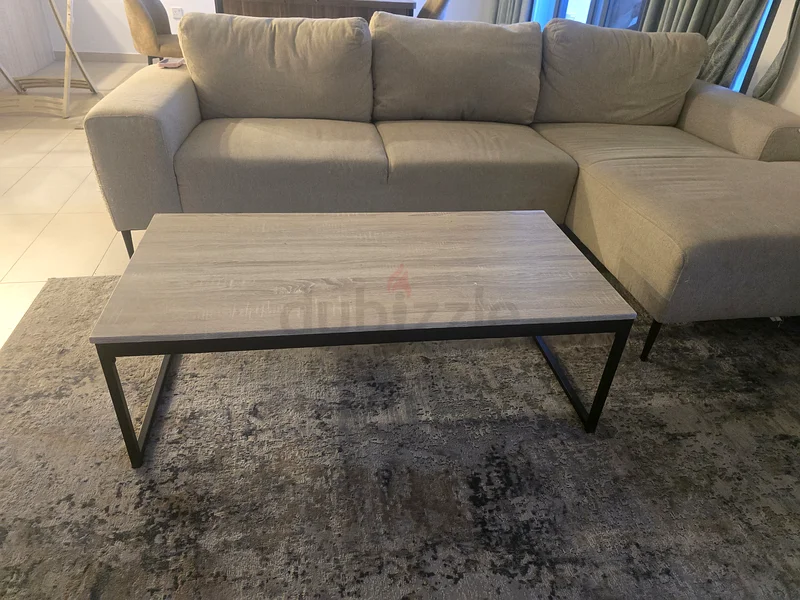 طاولة قهوة عصرية أنيقة وطاولة جانبية لمساحتك المعيشية63185752858115111