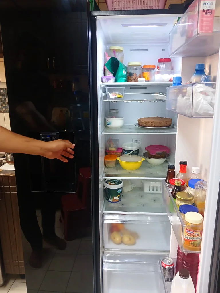 Samsung Side by side Refrigerator with Glass Front and Ice maker Water dispenser63167109786499112