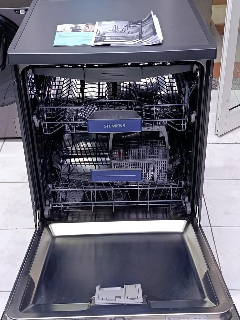 SIEMENS iQ300 Latest New Model WifiConn@ct Dishwasher 3 Racks  ,Like New Condition63259185455747112