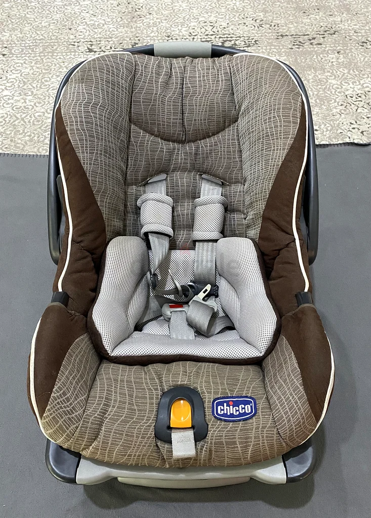 Chicco Infant Car Seat - Safe and Comfortable for Your Baby!632296797889311128