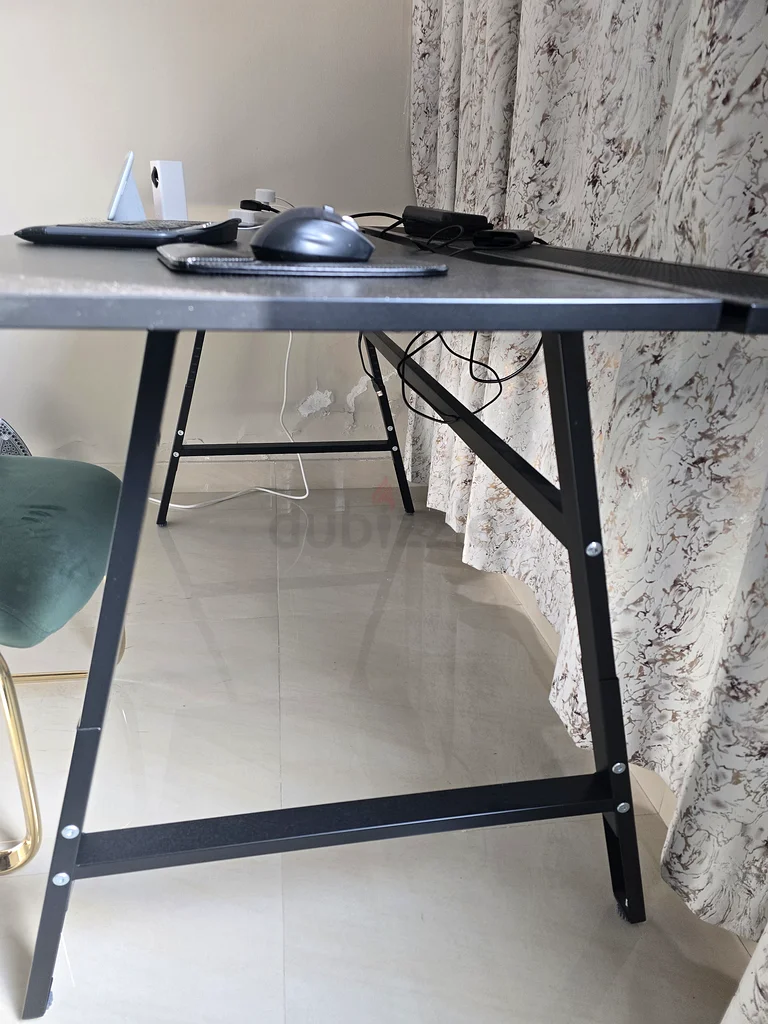 طاولة الحاسوب63178909153793112