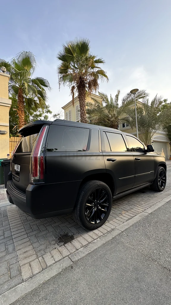 كاديلاك إسكاليد باللون الأسود الكامل63398489236226113