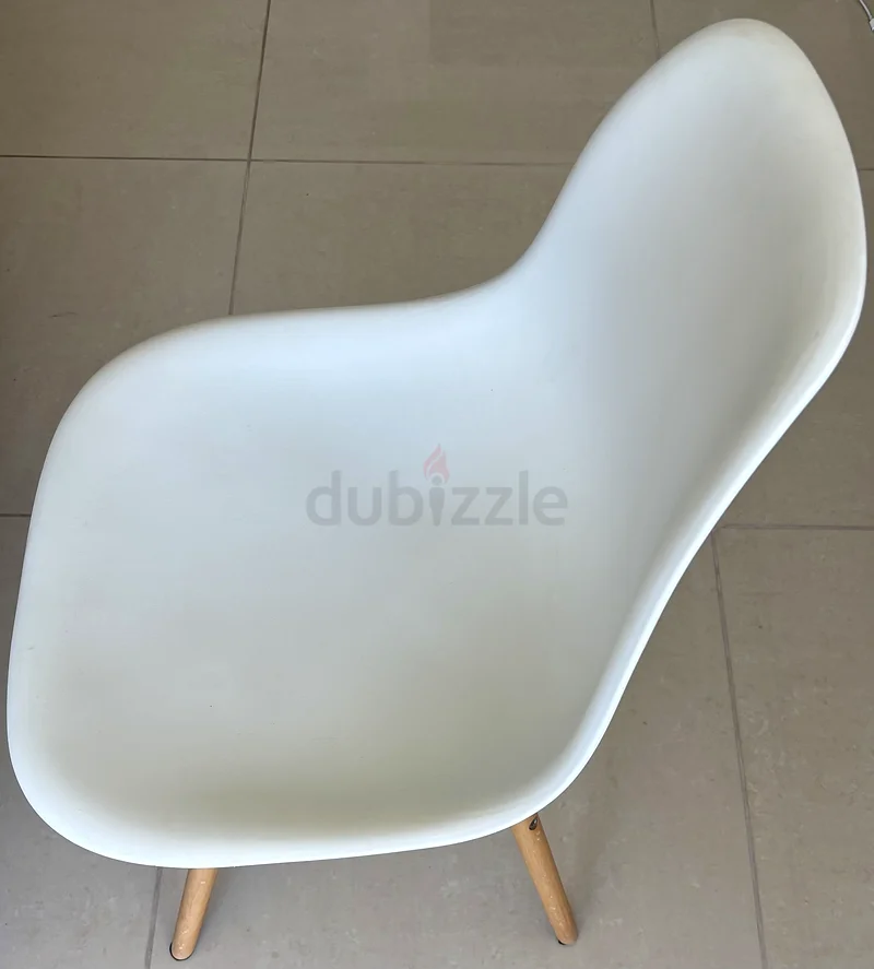 أربع كراسي طعام بيضاء بتصميم منحني عصري63185229304451113