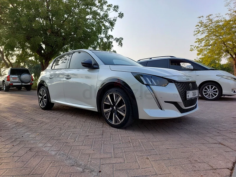 Peogout 208 gt line with fsh warranty til September 2026 only 50,000 km!63221303149315111