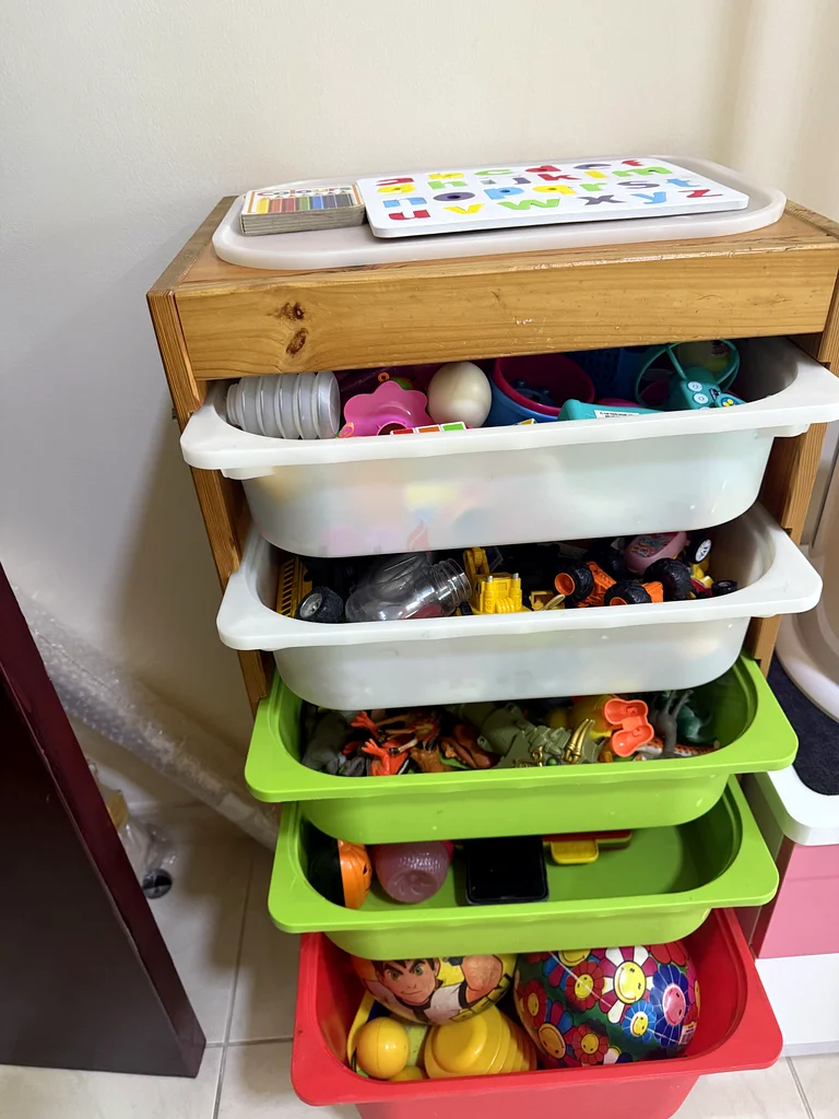 Wooden Toy Shelf with 5 Plastic Drawers and Toys63179385892865111
