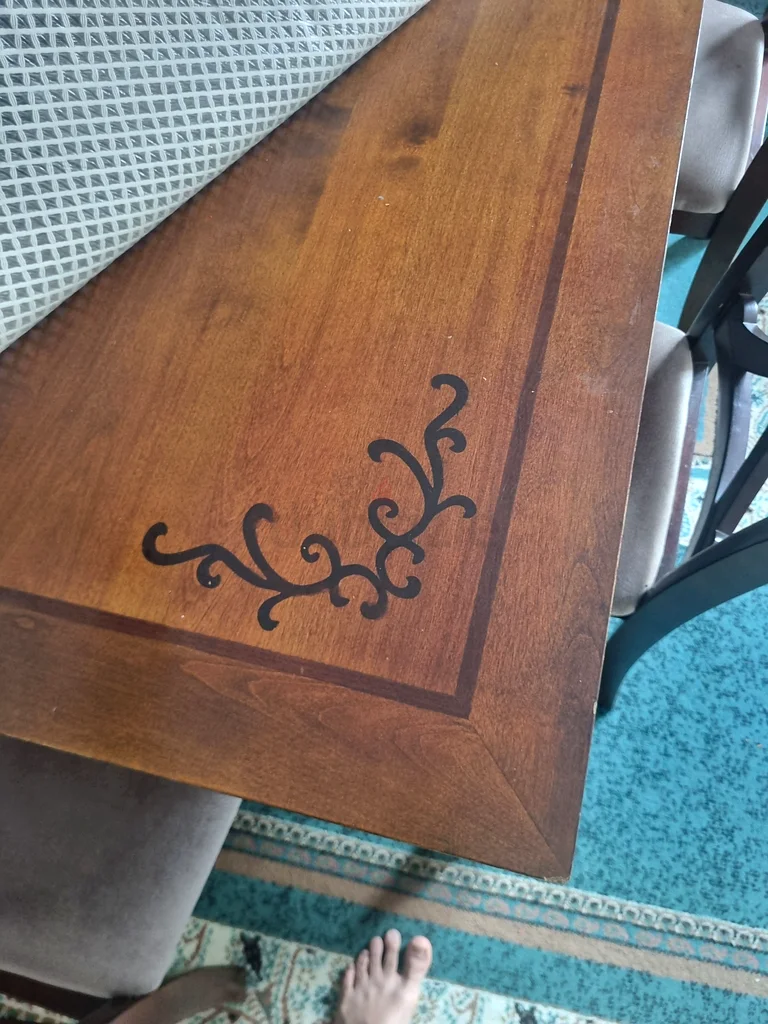 Urgently sale dining Table  with 4 chairs63217328733955112