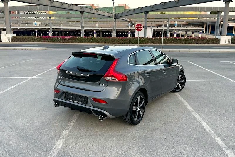 Volvo V40 R-Design 2018 GCC Specs (Volvo Service History / Accident Free / 2 Keys / Original Paint)63221303072386112