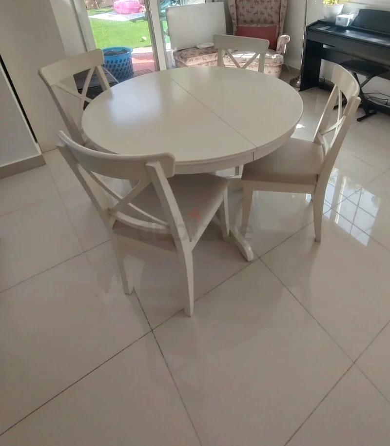 طاولة طعام قابلة للتمديد من إيكيا مع 4 كراسي متوفرة632178242241311117