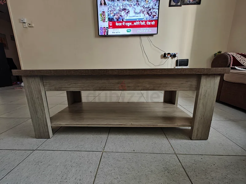 طاولة قهوة خشبية أنيقة مع مساحة تخزين63185752908418112