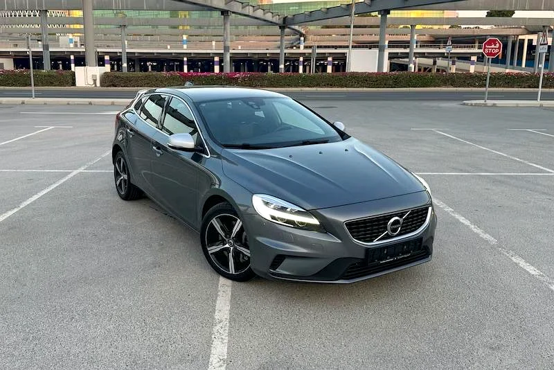 Volvo V40 R-Design 2018 GCC Specs (Volvo Service History / Accident Free / 2 Keys / Original Paint)632213030723861123