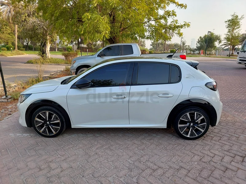 Peogout 208 gt line with fsh warranty til September 2026 only 50,000 km!63221303149315114