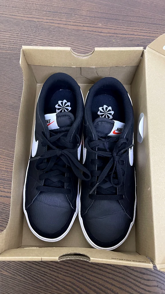 Stylish Nike Black Sneakers for Sale! Really good for school !!!63240636425859114