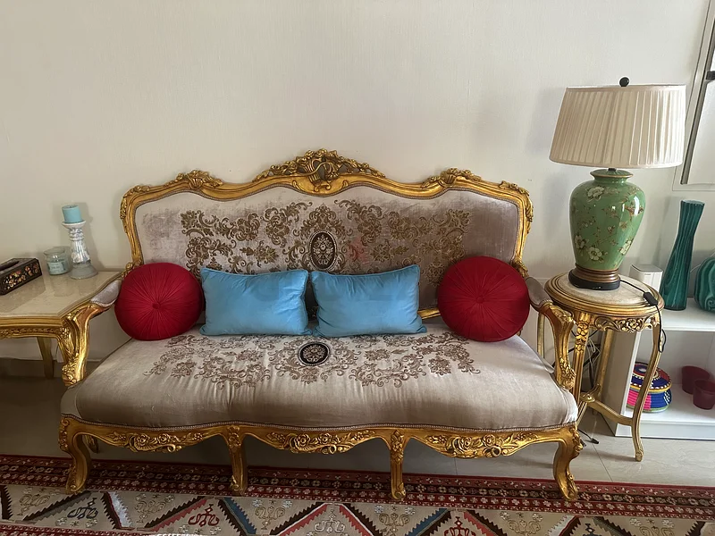 أريكة كلاسيكية أنيقة مع تفاصيل ذهبية رائعة (صنع في مصر؛ أريكة 3+3+1+1 وطابتان جانبيان)63191607928321113