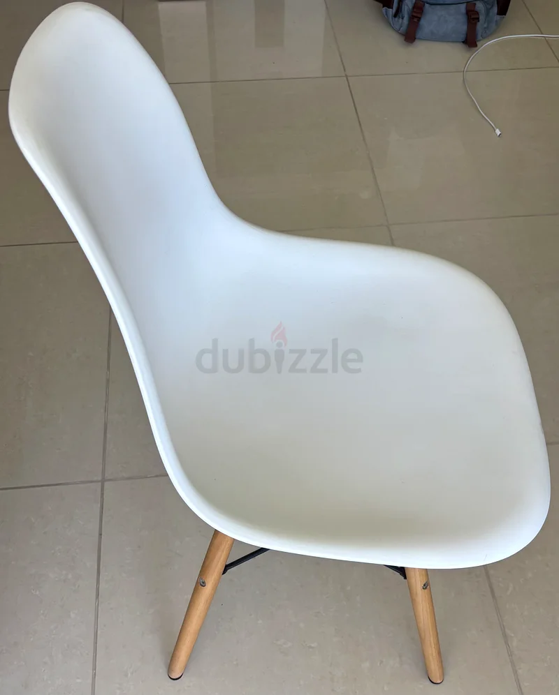 أربع كراسي طعام بيضاء بتصميم منحني عصري63185229304451114