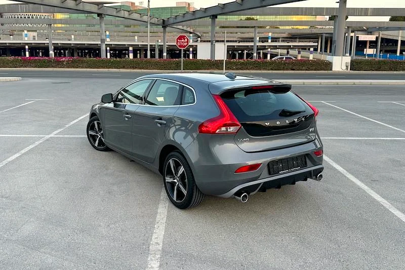 Volvo V40 R-Design 2018 GCC Specs (Volvo Service History / Accident Free / 2 Keys / Original Paint)63221303072386111