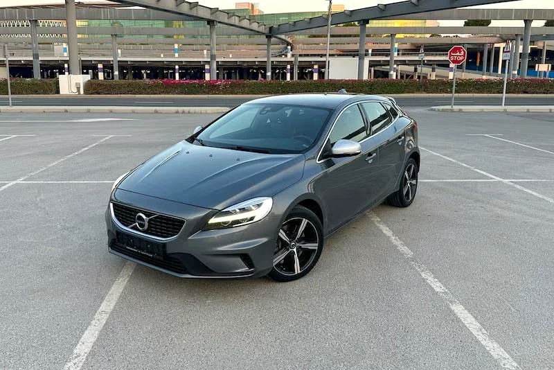 Volvo V40 R-Design 2018 GCC Specs (Volvo Service History / Accident Free / 2 Keys / Original Paint)63221303072386113