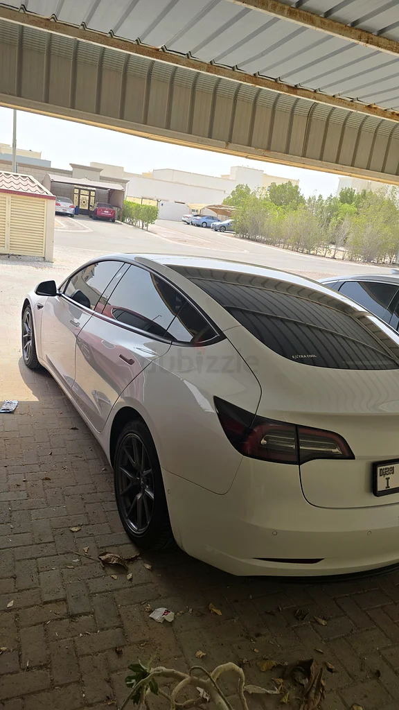 الوحدة 3 مدى طويل مع شاحن تسلا الأصلي63223315709955111