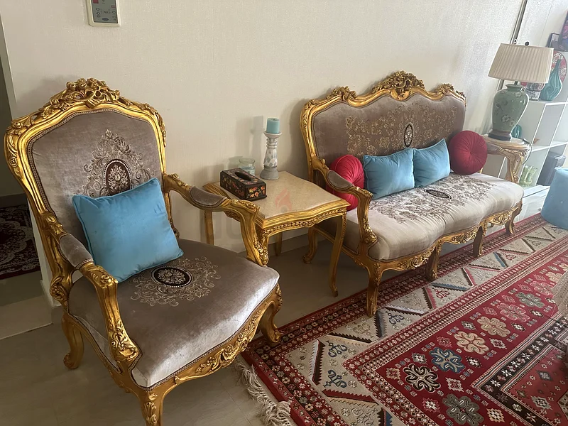 أريكة كلاسيكية أنيقة مع تفاصيل ذهبية رائعة (صنع في مصر؛ أريكة 3+3+1+1 وطابتان جانبيان)63191607928321111