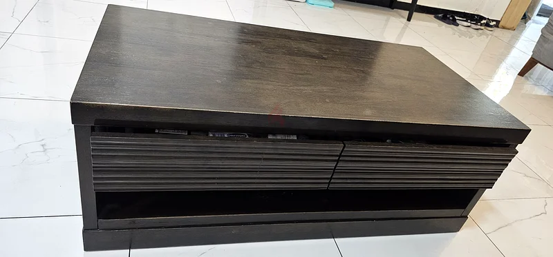 طاولة قهوة أنيقة وعصرية مع درجين63185752822659112