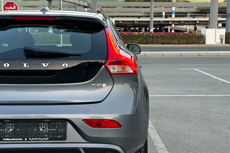 Volvo V40 R-Design 2018 GCC Specs (Volvo Service History / Accident Free / 2 Keys / Original Paint)63221303072386114