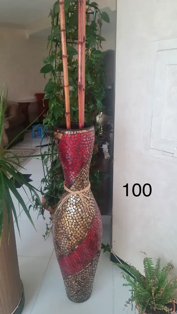 Stunning Decorative Floor Vase - Perfect for Home Decor!