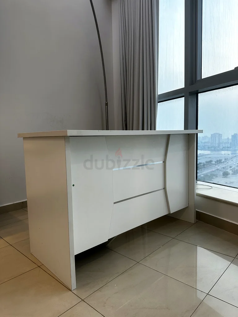 For sale, a study desk63217326409473113