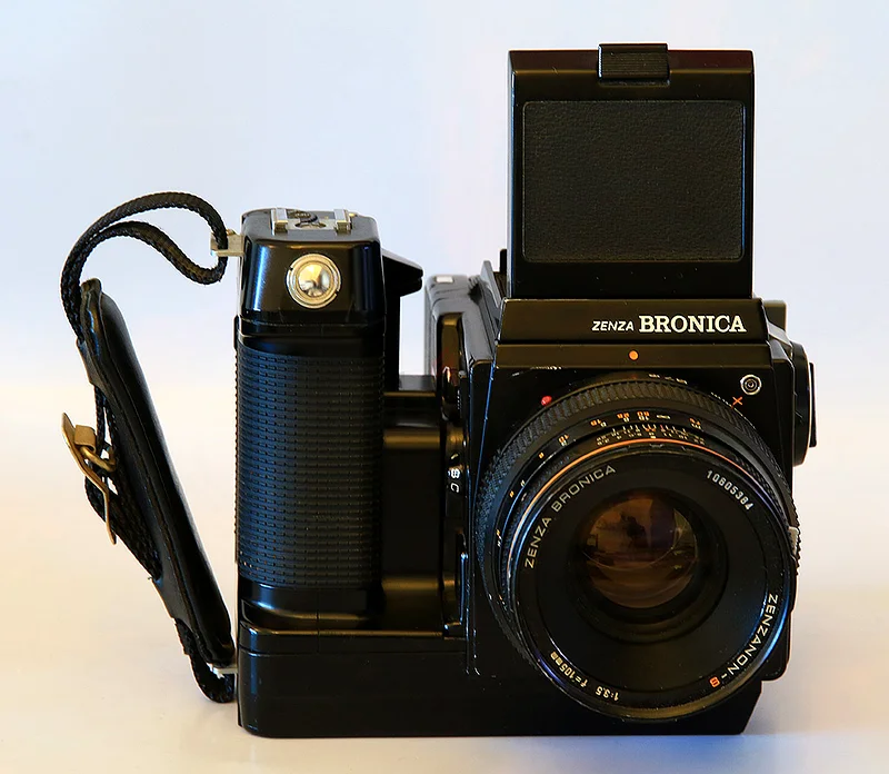 BRONICA SQ MA، مزودة بمحرك داخلي، مع 3 عدسات.63240638018817111