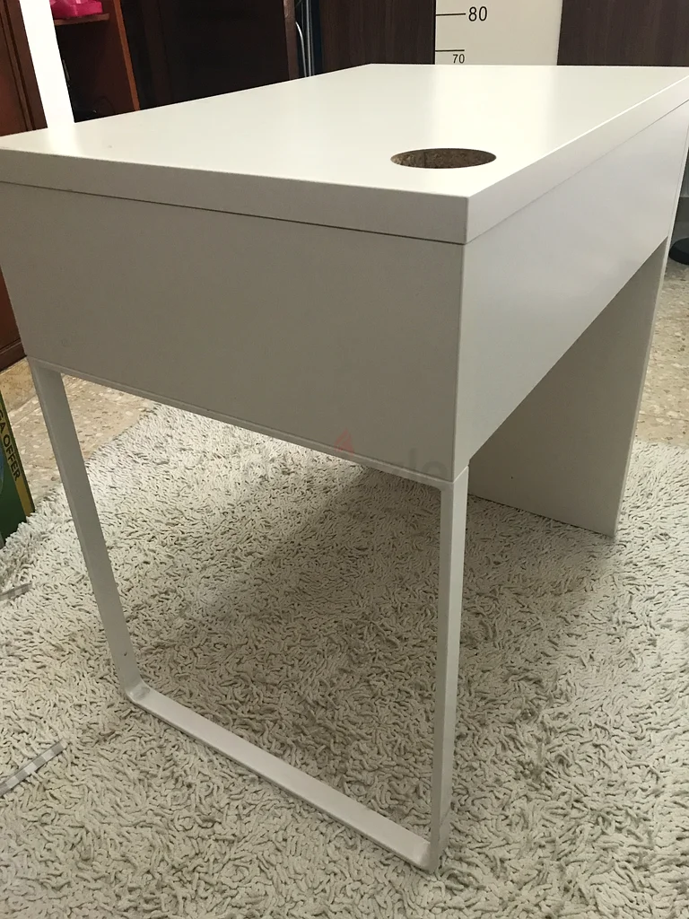 طاولة بيضاء عصرية أنيقة - مثالية لأي غرفة63217330828674113