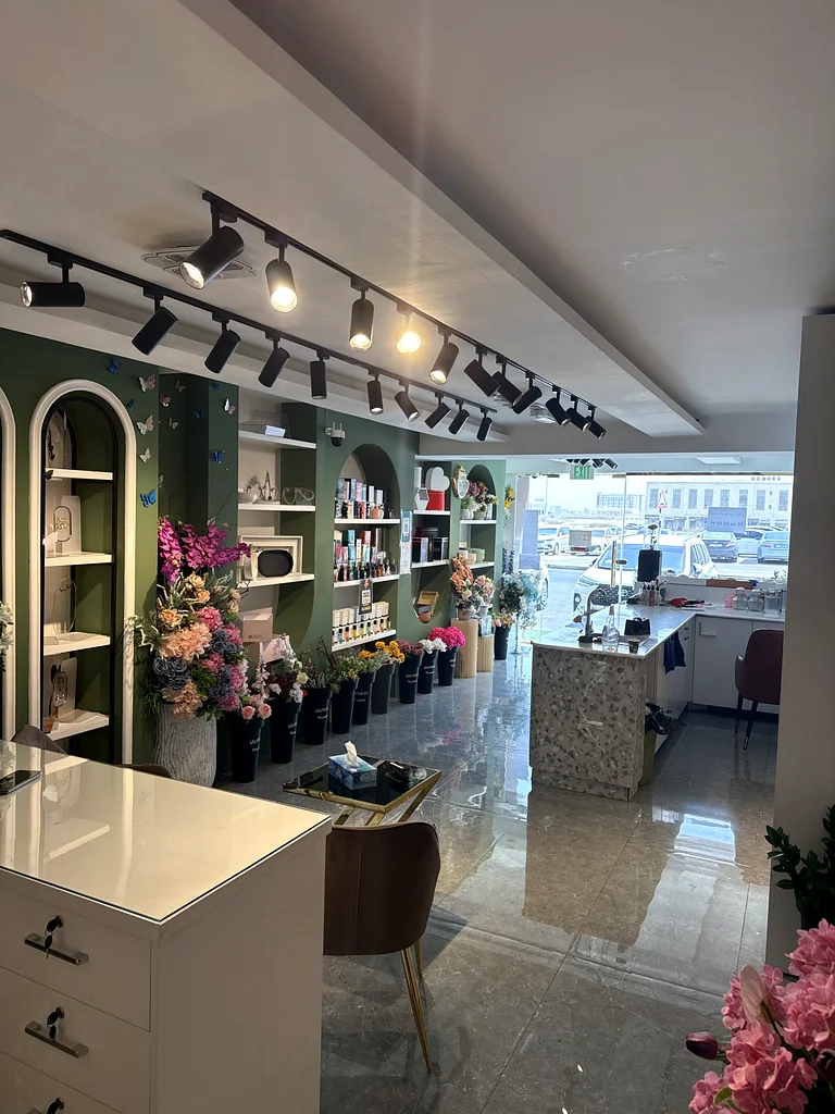 محل زهور مزدهر، حالة تشغيل جيدة، موقع متميز، فرصة لامتلاك محل زهور في العين،63266081547523117